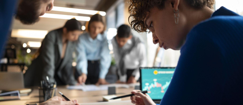 Imagen cabecera, artículo de blog "Conectando innovación y defensa: El papel clave de la consultoría estratégica"