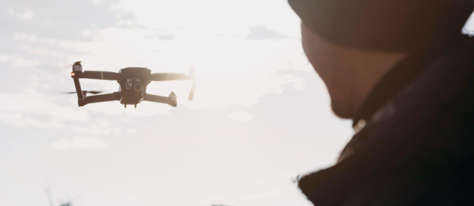 Imagen cabecera, artículo de blog "Drones, gamificación e IA: Cómo la tecnología está reescribiendo el poder militar"